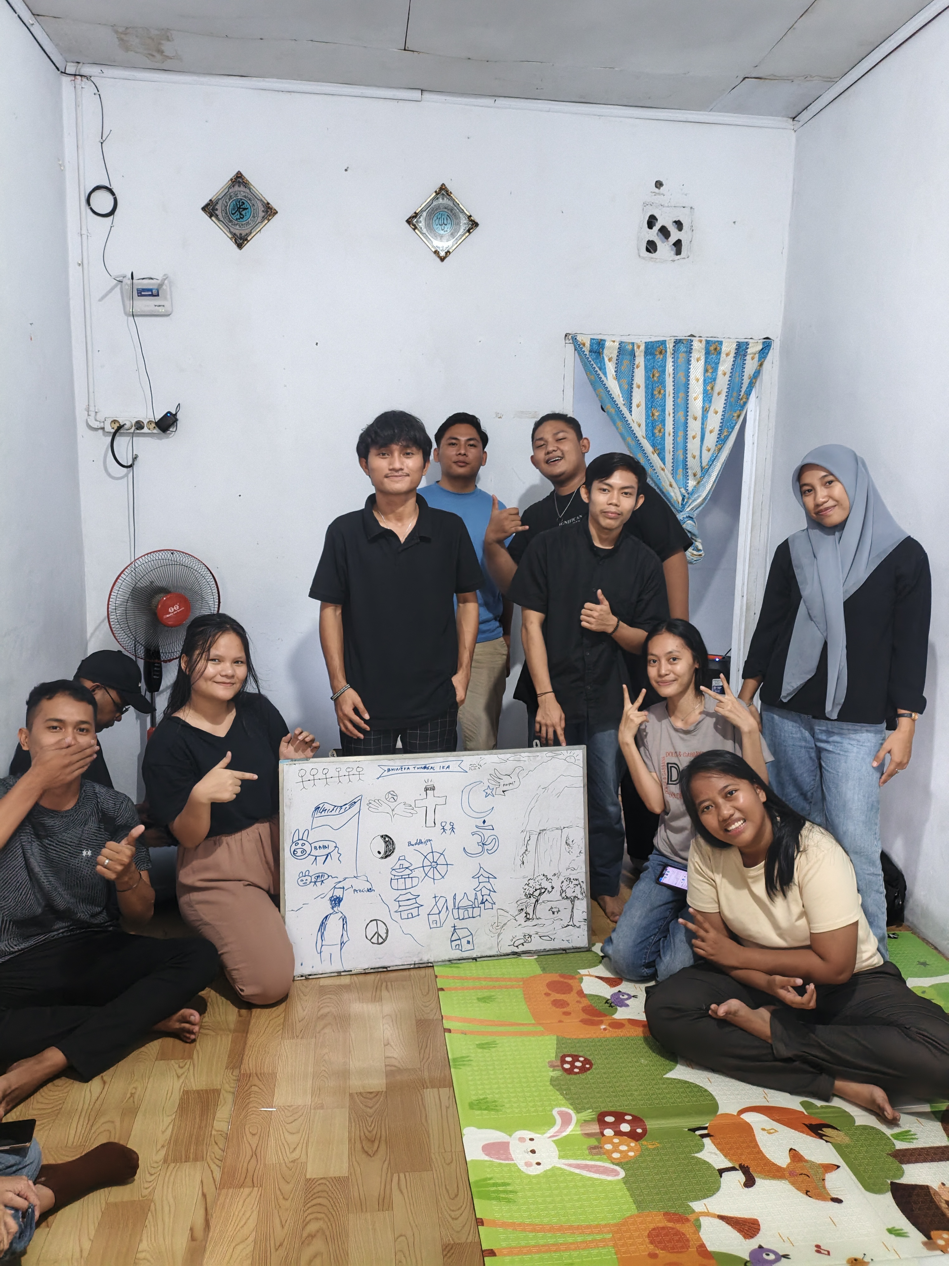 Anggota Benang Merah Community berdiskusi dengan hangat